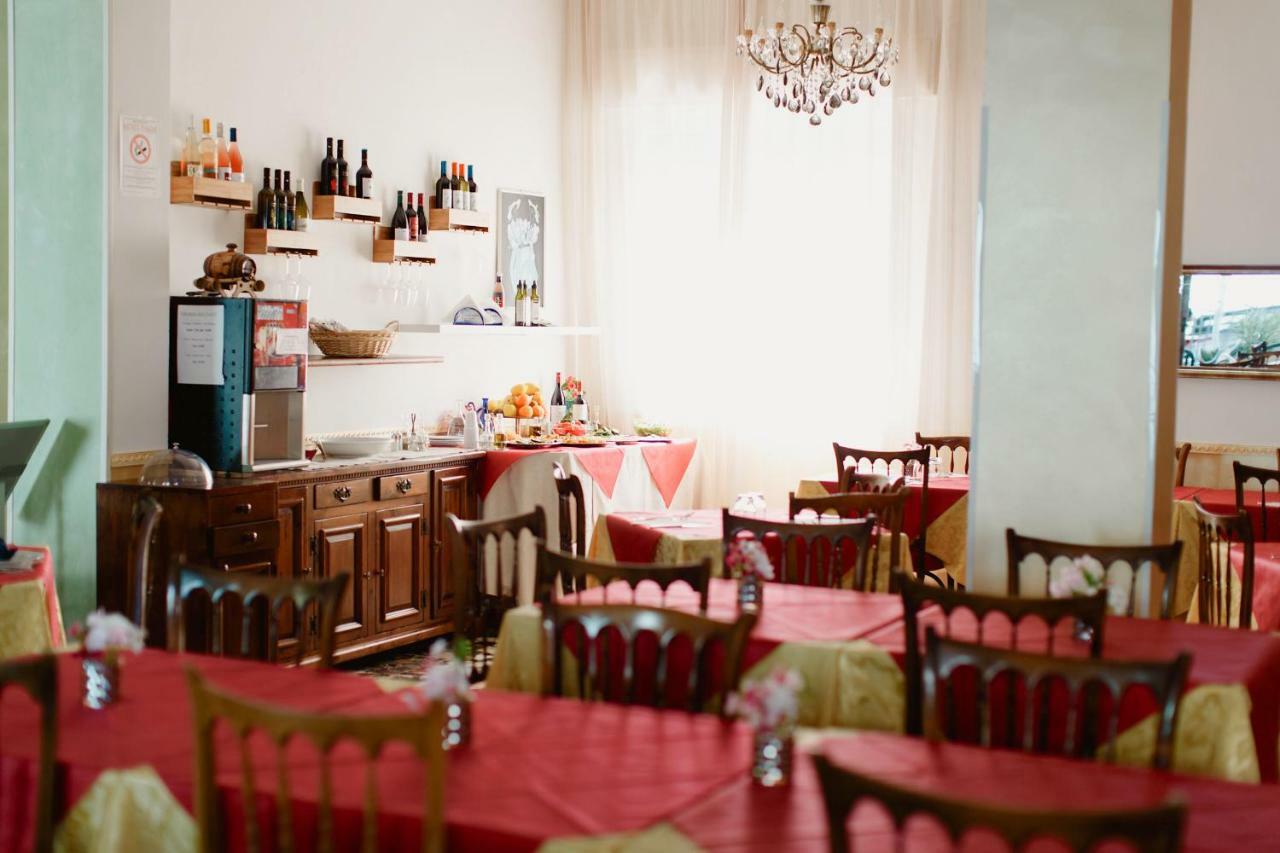 Hotel Lauretta เบลลาเรีย-อีเจอา มารีนา ภายนอก รูปภาพ