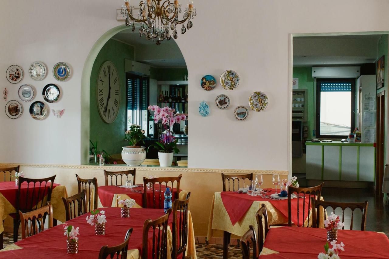 Hotel Lauretta เบลลาเรีย-อีเจอา มารีนา ภายนอก รูปภาพ
